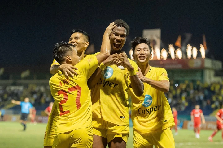 Cầu thủ Việt kiều Lào lần đầu tiên đá chính ở V.League