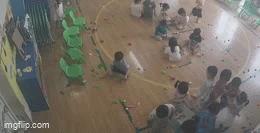 Xôn xao clip cô giáo mầm non lôi bé 22 tháng tuổi vào góc khuất camera, diễn biến sau đó càng xem càng phẫn nộ