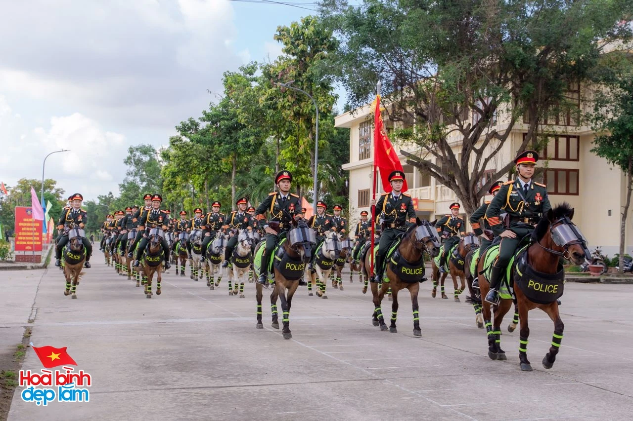 Hình ảnh lạ của những chú ngựa trong dàn kỵ binh sau khi hoàn thành nhiệm vụ đại lễ 30/4