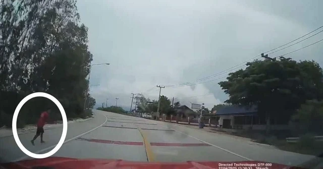 Đang lái xe thì có người đàn ông bất ngờ lao ra đường, tài xế tránh được nhưng quay lại thấy cảnh ám ảnh