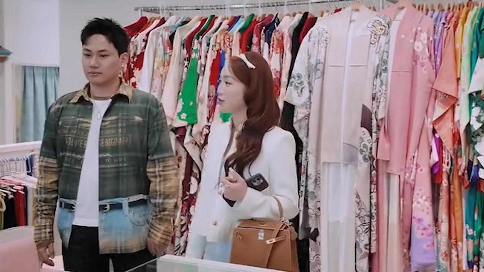 Vợ sao nam Vbiz vung tiền khi du lịch Nhật: Có stylist riêng đi cùng, chọn thuê đồ đắt nhất để “sống ảo”