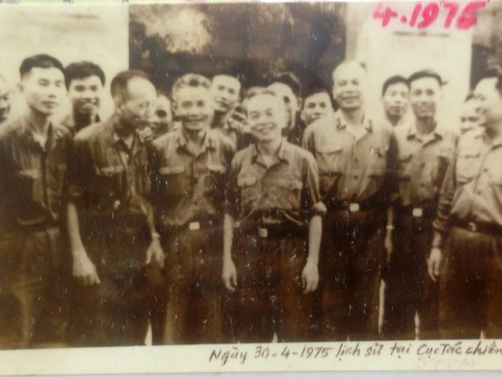 Chi Pu hé lộ tư liệu quý về ông nội, từng trực chiến cùng Đại tướng Võ Nguyên Giáp vào sáng 30/4/1975!