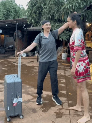 Hoa hậu Việt lỡ làm 1 hành động lộ rõ bụng lùm lùm giữa nghi vấn đang mang thai