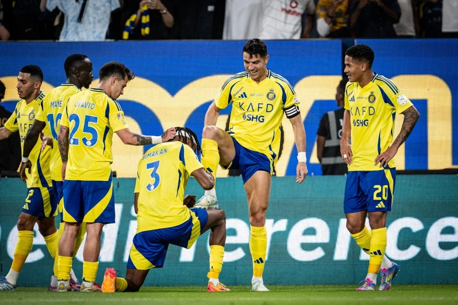 Video: Ronaldo ghi tuyệt phẩm, đồng đội tán thưởng bằng hành động bất ngờ