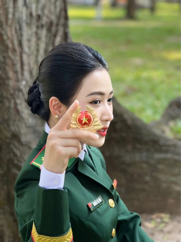 Nữ quân nhân hot nhất mạng xã hội: Xinh như hoa hậu, từng là Quán quân âm nhạc