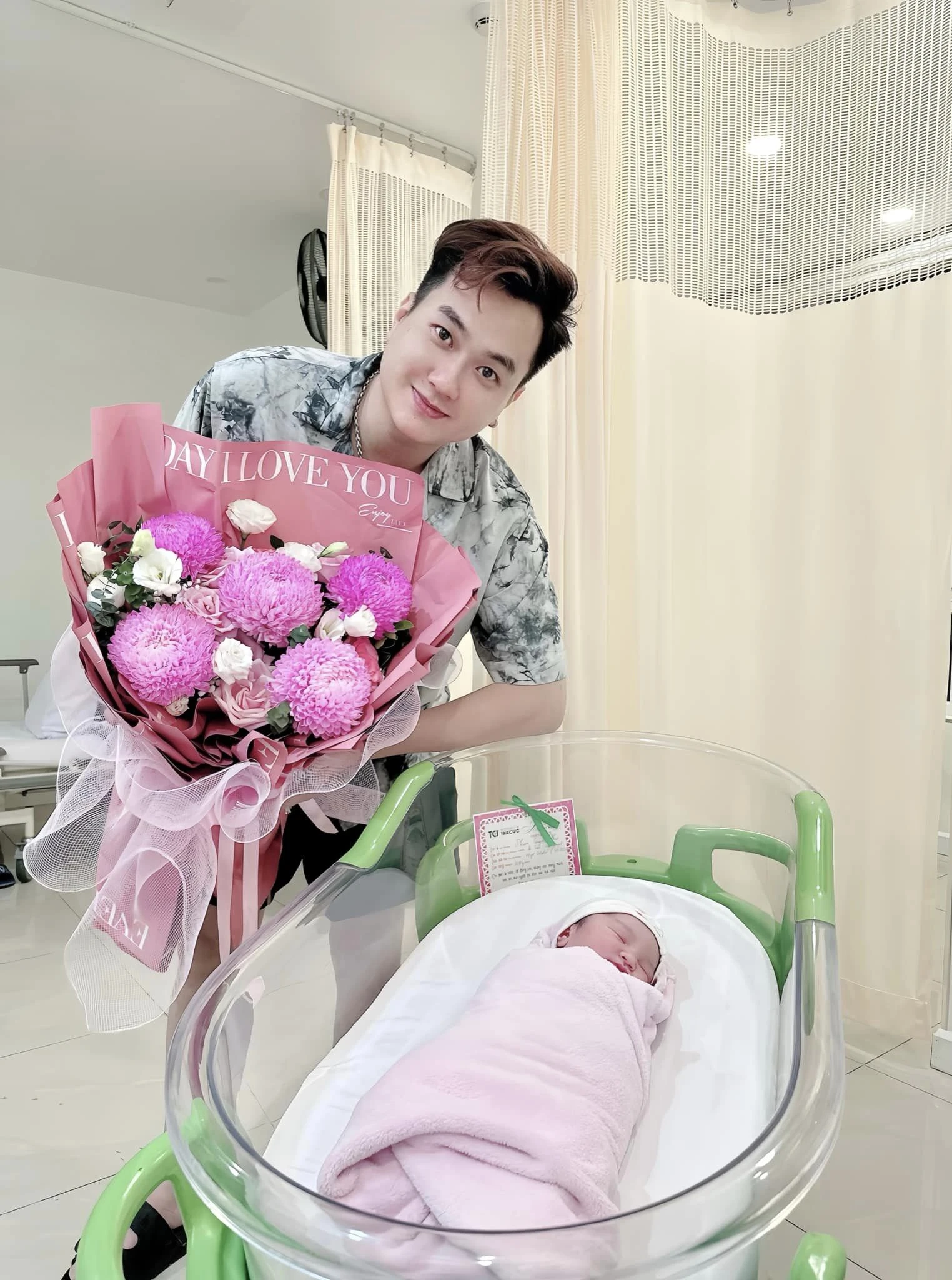 Vợ chồng sao nam Vbiz đón nhóc tỳ thứ 2 chào đời