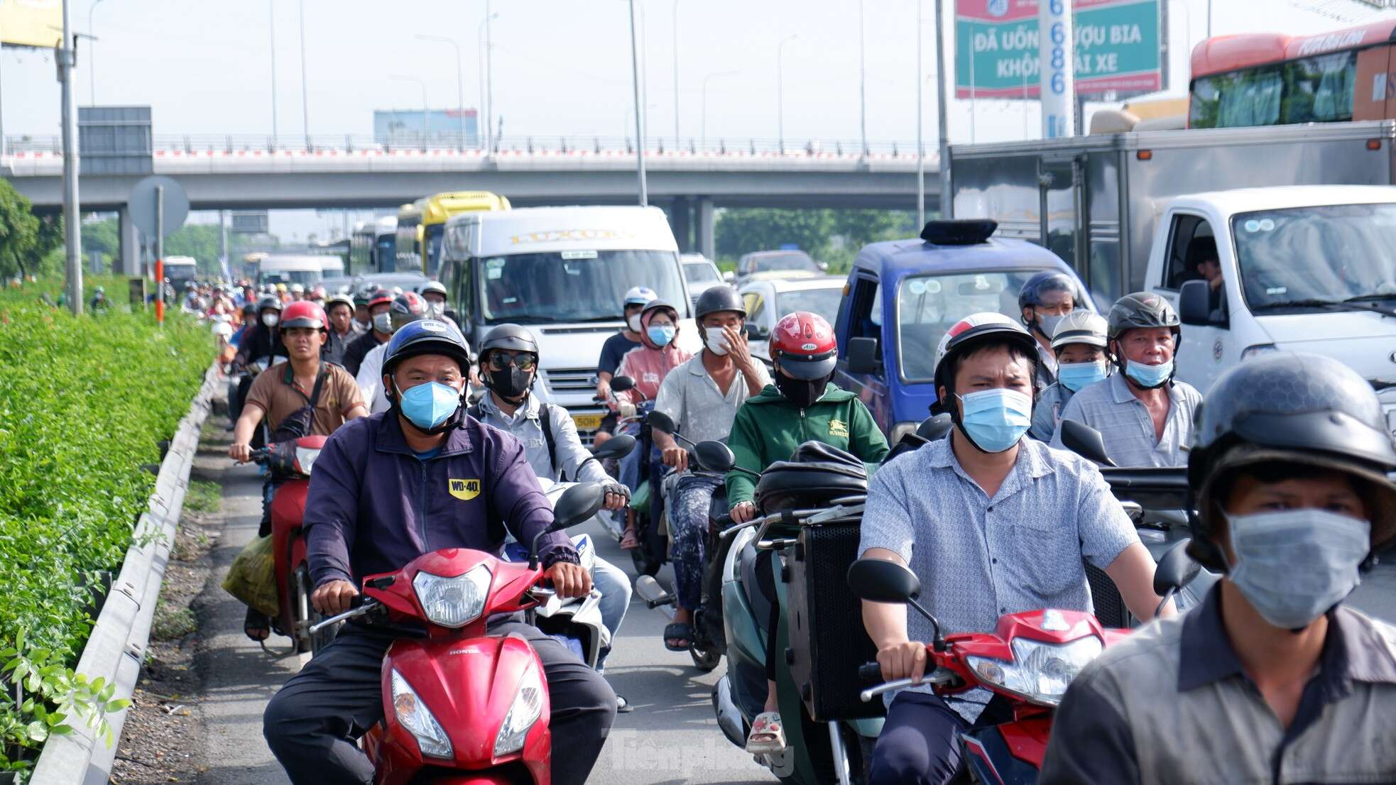 Ngày đầu kỳ nghỉ 2/9: Nhà ga, bến xe đông đúc, sân bay Tân Sơn Nhất thông thoáng bất ngờ