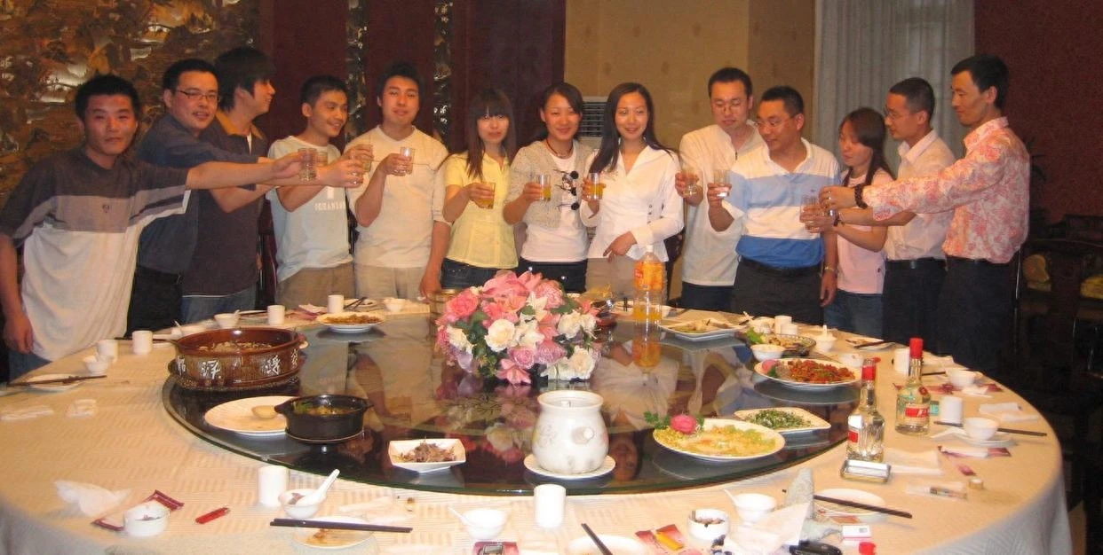 Sau buổi họp lớp 5 năm ra trường, 30 người rời nhóm chung, 15 người xóa liên lạc với bạn cũ: Lý do bẽ bàng!