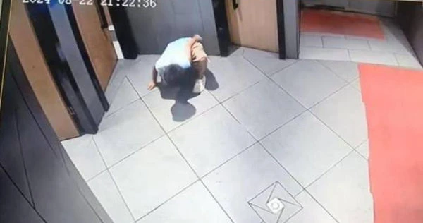 Cậu bé 10 tuổi nhìn lén phòng vệ sinh nữ, bà mẹ đáp lại một câu khiến mọi người hiểu vì sao đứa trẻ lại như vậy