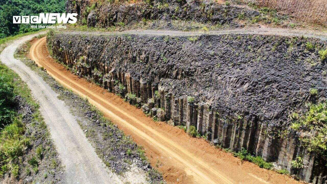 Cận cảnh dãy núi đá kì vĩ bất ngờ lộ thiên khi thi công thủy điện ở Quảng Nam