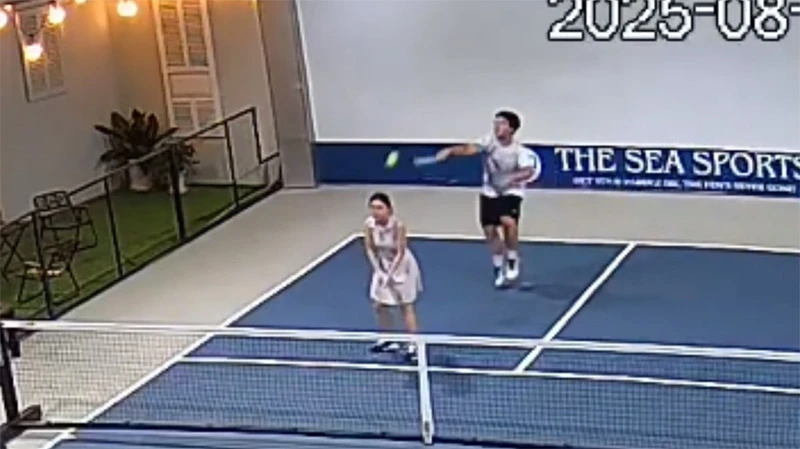 Đi đánh Pickleball, bị chồng smash thẳng vào đầu, những người vợ nên làm gì?