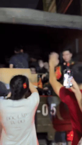 Vợ chồng Duy Mạnh tặng kem, 
