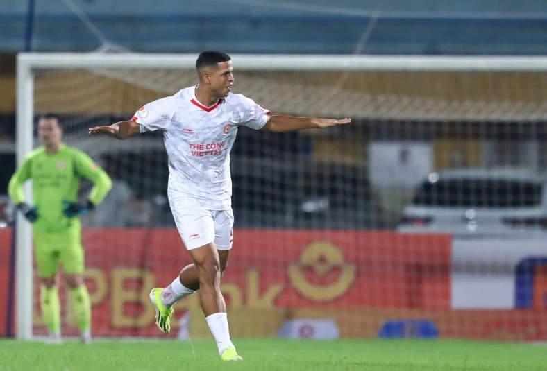 Ngoại binh CLB CAHN tỏa sáng, V.League 2025/26 mở màn bằng trận derby kịch tính trên sân Hàng Đẫy