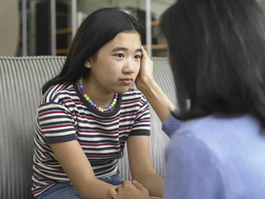 Bà mẹ Hà Nội kể chuyện tình cảm của con gái lớp 5, một phụ huynh nói câu tranh cãi, đổ oan vô lý cho nhà trường!