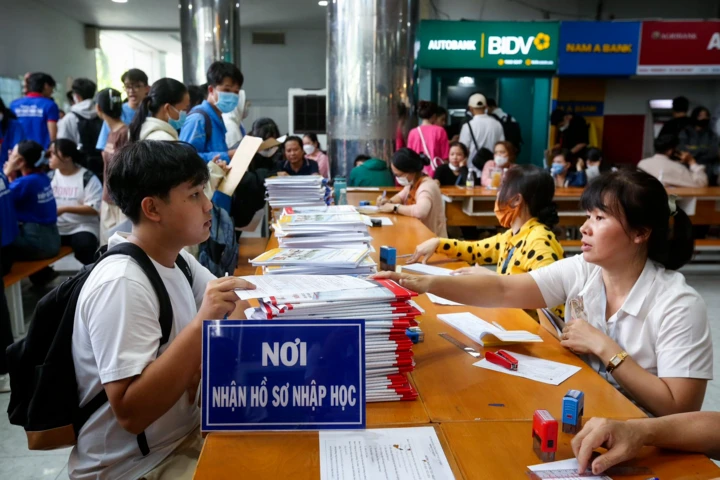 Học phí tăng, cha mẹ nghẹn ngào khuyên con tạm gác giấc mơ đại học