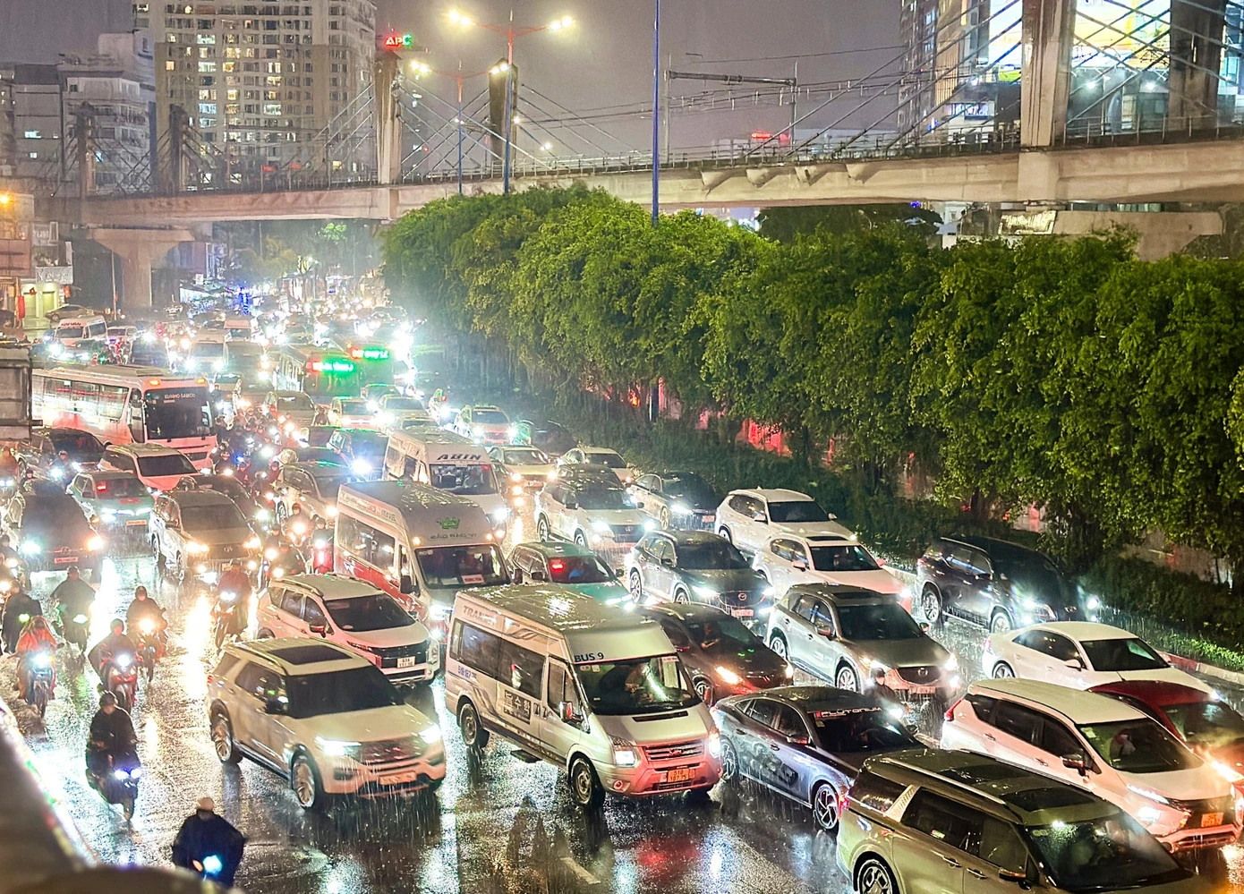 Kẹt xe kinh hoàng ở TPHCM sau mưa lớn