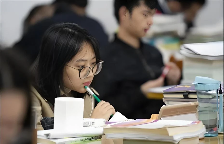 Khảo sát 100 học sinh thi ĐH đạt điểm cao, phát hiện 4 điểm chung đáng giá: Không phải gia thế hay xuất sắc bẩm sinh