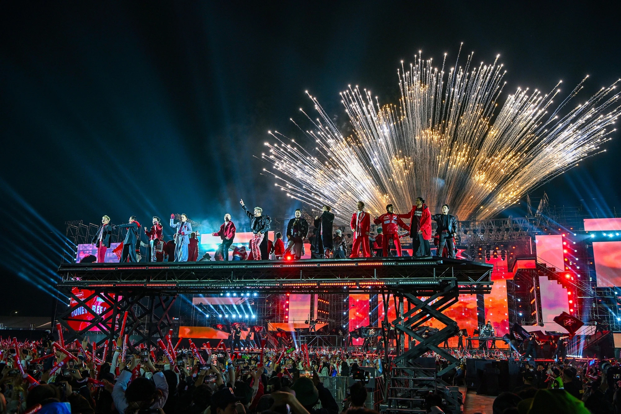 Sức nóng concert quốc gia khiến sao quốc tế cũng phải “nhường đường”