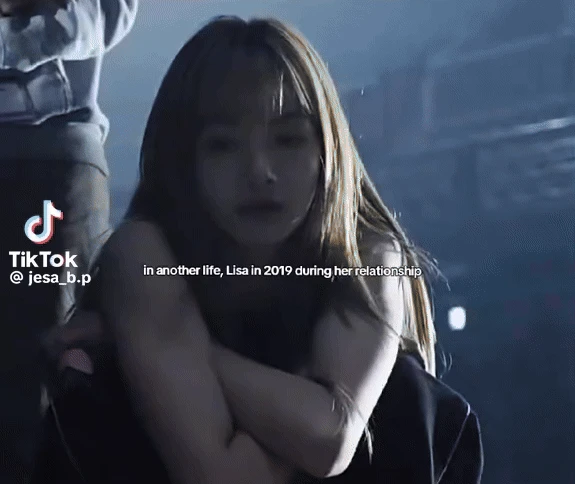 Lộ clip Lisa (BLACKPINK) thẫn thờ đau đớn khi chia tay bạn trai, Jennie phải ôm giữa sân bay để an ủi?