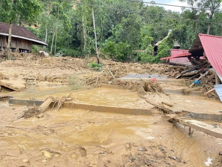 Bí thư xã ở Thanh Hoá kể phút lũ quét ập xuống, vùi lấp loạt ngôi nhà