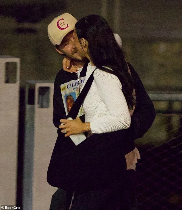 Paparazzi tóm cảnh Brooklyn Beckham có hành động thân mật quá đà giữa phố với vợ tỷ phú khiến dân tình ngượng đỏ mặt