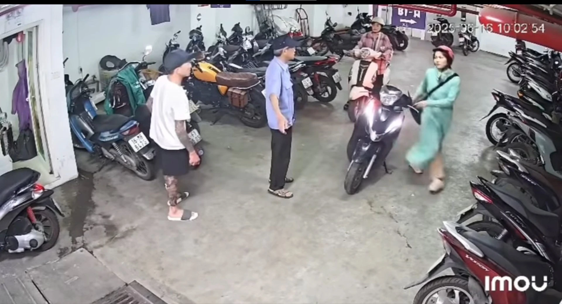 Clip ẩu đả trong hầm để xe hot nhất lúc này: Cô gái phản công khiến cộng đồng tranh luận dữ dội