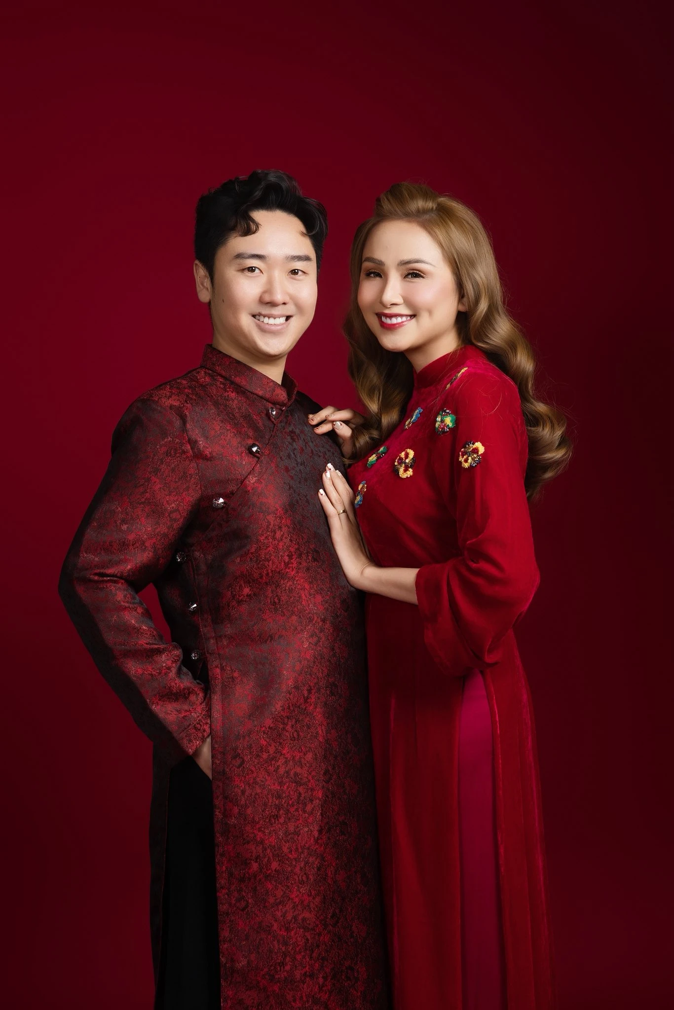 Hoa hậu Việt lấy chồng thứ 3 lên tiếng tin phải đi rửa bát thuê khi sang Canada định cư