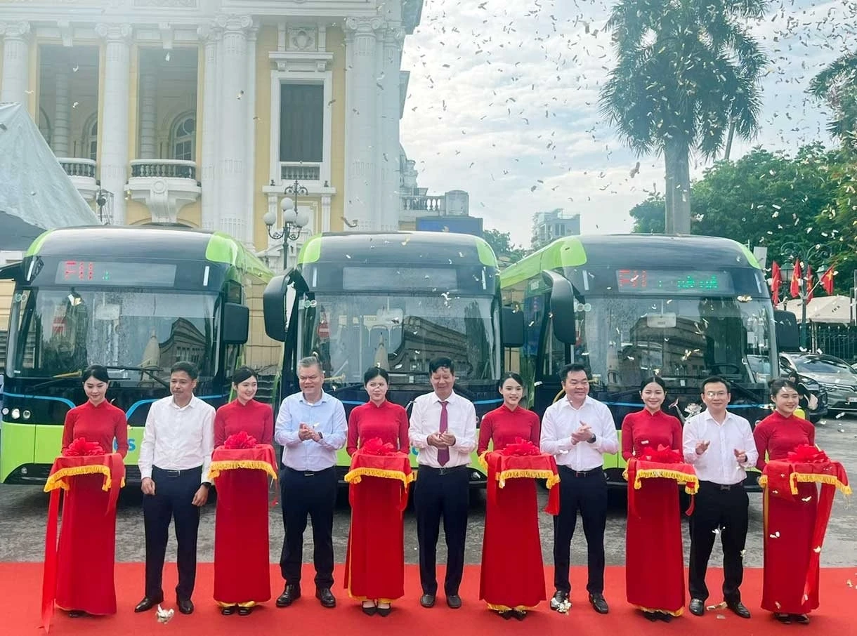 Từ 18/8, hàng ngàn sinh viên ở 2 trường ĐH này có thể bắt tuyến buýt điện mới của tỷ phú Phạm Nhật Vượng để đi học, được miễn phí vé đến hết 2025