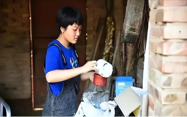 Thi ĐH với số điểm cao kỷ lục, nữ sinh được trường cấp 3 thưởng nóng 146 triệu đồng, 2 trường ĐH top đầu “tranh giành”: Khi đến nhà ai cũng phải lặng người