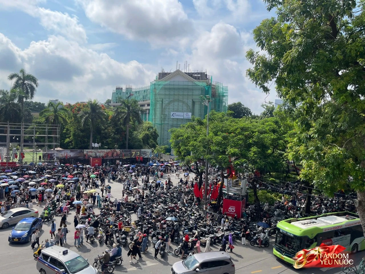 Nhà hát Lớn Hà Nội đông nghẹt người xếp hàng từ sớm, có gì hot đến vậy?