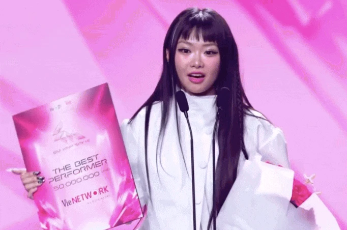 Điều bí ẩn nhất chung kết Em Xinh Say Hi: Người nhận giải Best Performer ăn gì mà đau bụng giữa chương trình?