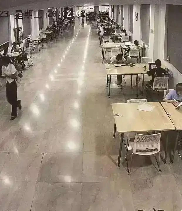 Nam sinh gãi ngứa trong thư viện bị chị khóa trên tố quấy rối tình dục đến mức muốn tự tử: Tòa tuyên bố sốc, 