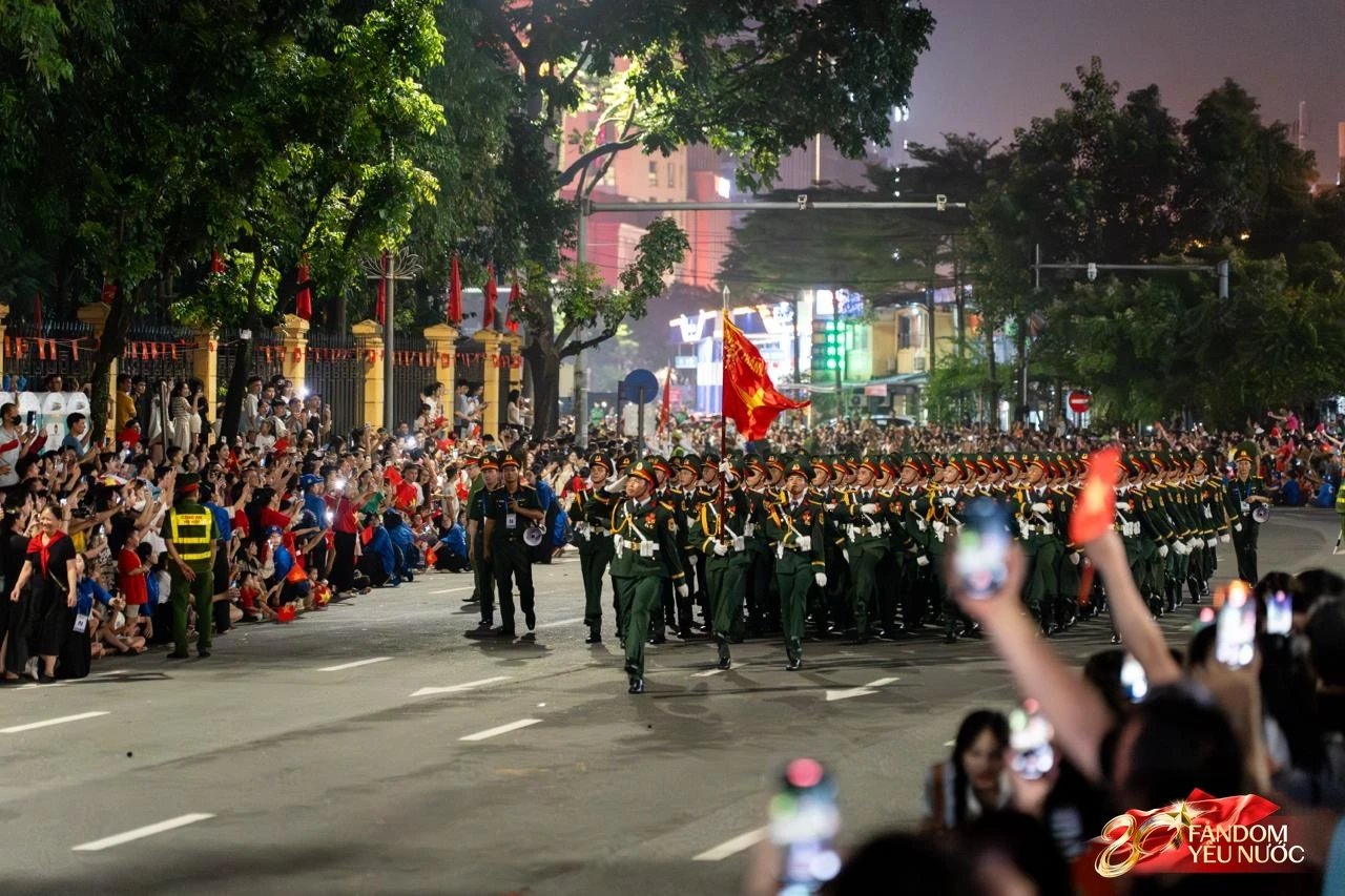 Ca khúc của Lê Dương Bảo Lâm bất ngờ vang lên làm các chiến sĩ tập diễu binh nhịn cười không nổi