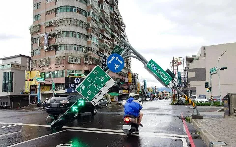 Bão Podul tiến sát bờ biển, Đài Loan (Trung Quốc) sơ tán khẩn cấp hàng trăm người