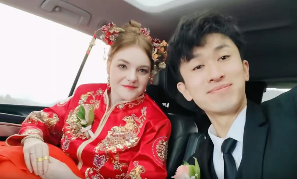 Chàng shipper Trung Quốc lỡ miệng chào khách “Anh yêu em”, 5 tháng sau rước cô giáo Mỹ về dinh