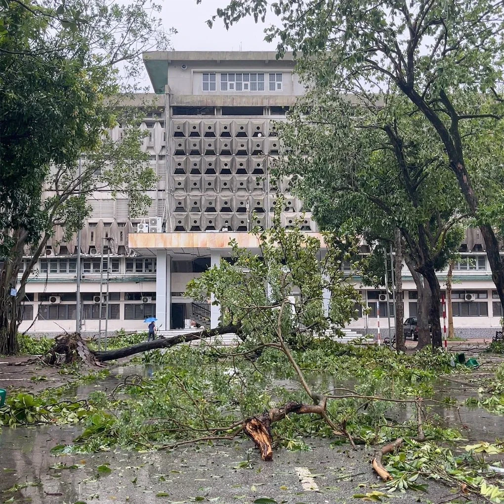 Khung cảnh khó tin tại các trường học ở miền Trung sau bão số 5: Sắp năm học mới rồi, mong mọi thứ sớm ổn định!