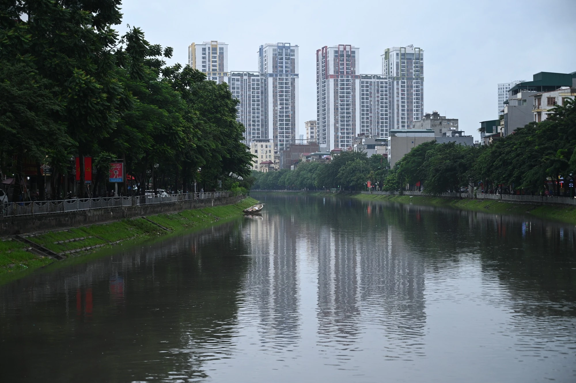 Cảnh tượng lạ trên sông Tô Lịch sau trận mưa như trút ở Hà Nội, nhiều người kinh ngạc thốt lên: 