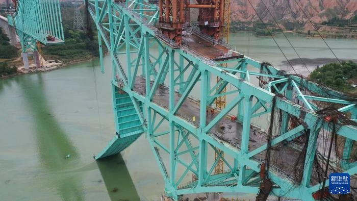 Rùng mình cảnh tượng cây cầu lớn đổ sập tại Trung Quốc vào rạng sáng, vẫn còn chục người mất tích