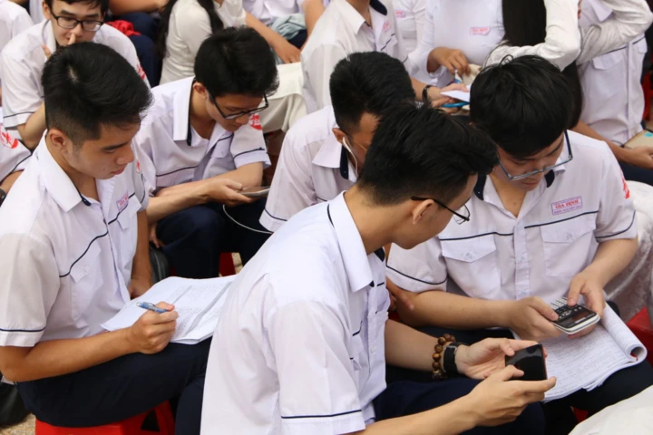 Hàng loạt địa phương siết chặt quản lý việc dùng điện thoại của học sinh