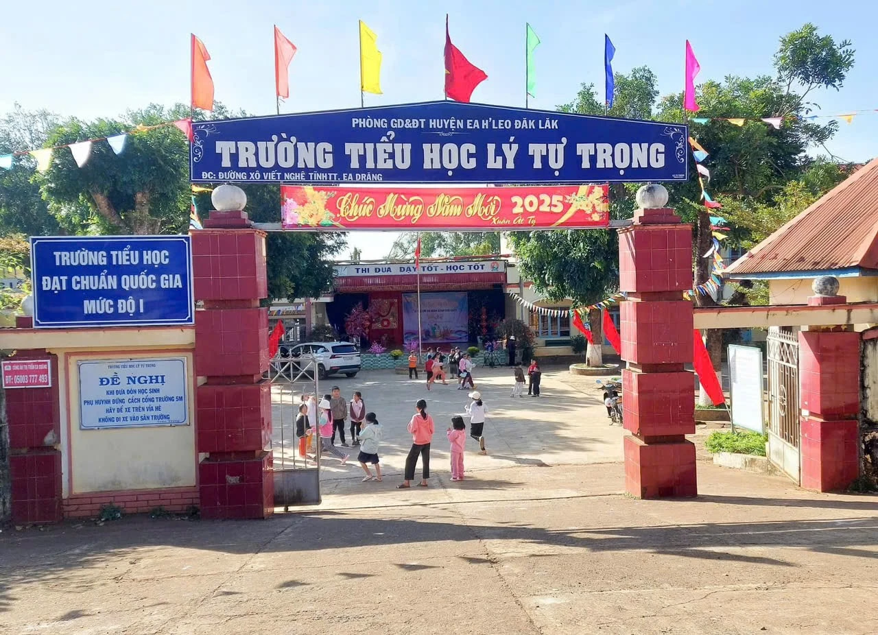 Phụ huynh phản ứng vì trường yêu cầu học sinh mặc đồng phục 
