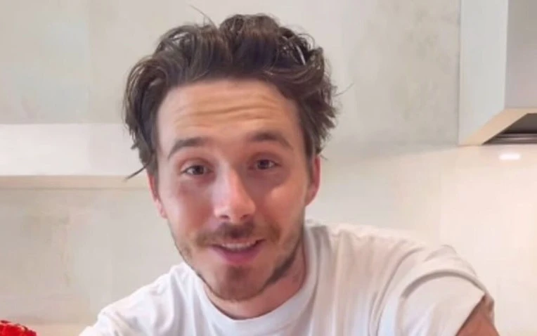 Brooklyn Beckham lại “đá xéo” David và Victoria, lộ rõ khoảng cách không thể hàn gắn