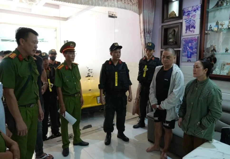 Khám xét nơi ở của nhóm cho vay, công an thu giữ lượng lớn tiền mặt, 8 sổ tiết kiệm 84 tỉ đồng