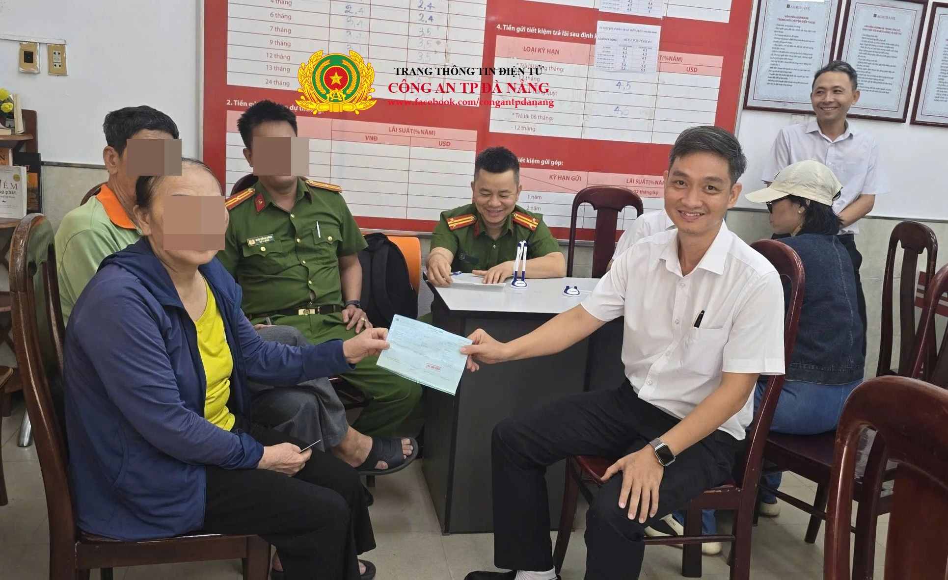 Cụ bà U70 đến Agribank yêu cầu chuyển 300 triệu vào tài khoản Vietcombank: Nhân viên thấy bất thường liền báo công an