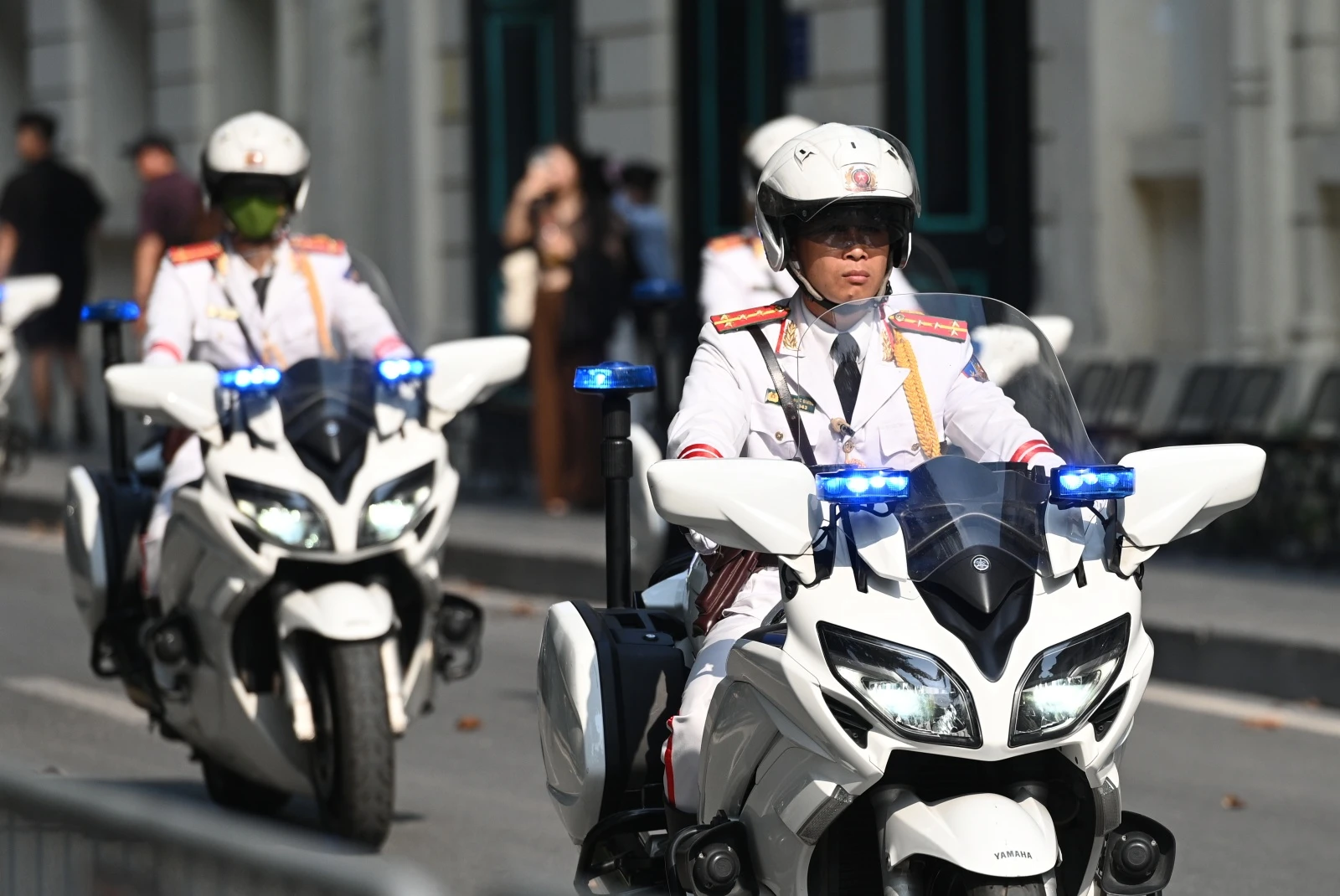 Hồ Gươm chiều cuối tuần: Hàng trăm người dân đội nắng gần 40 độ C xem lực lượng đặc nhiệm đu dây, diễn tập chống khủng bố