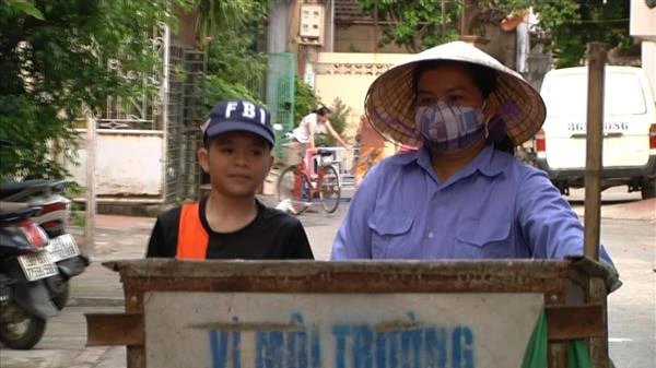 Cậu bé nghèo Thanh Hóa, đẩy xe rác cùng mẹ thành ca sĩ thần tượng đình đám showbiz Việt ở tuổi 24