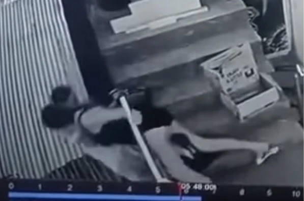 Ngã khỏi tầng 2 khi ôm bạn trai, người phụ nữ tử vong tại quán bar