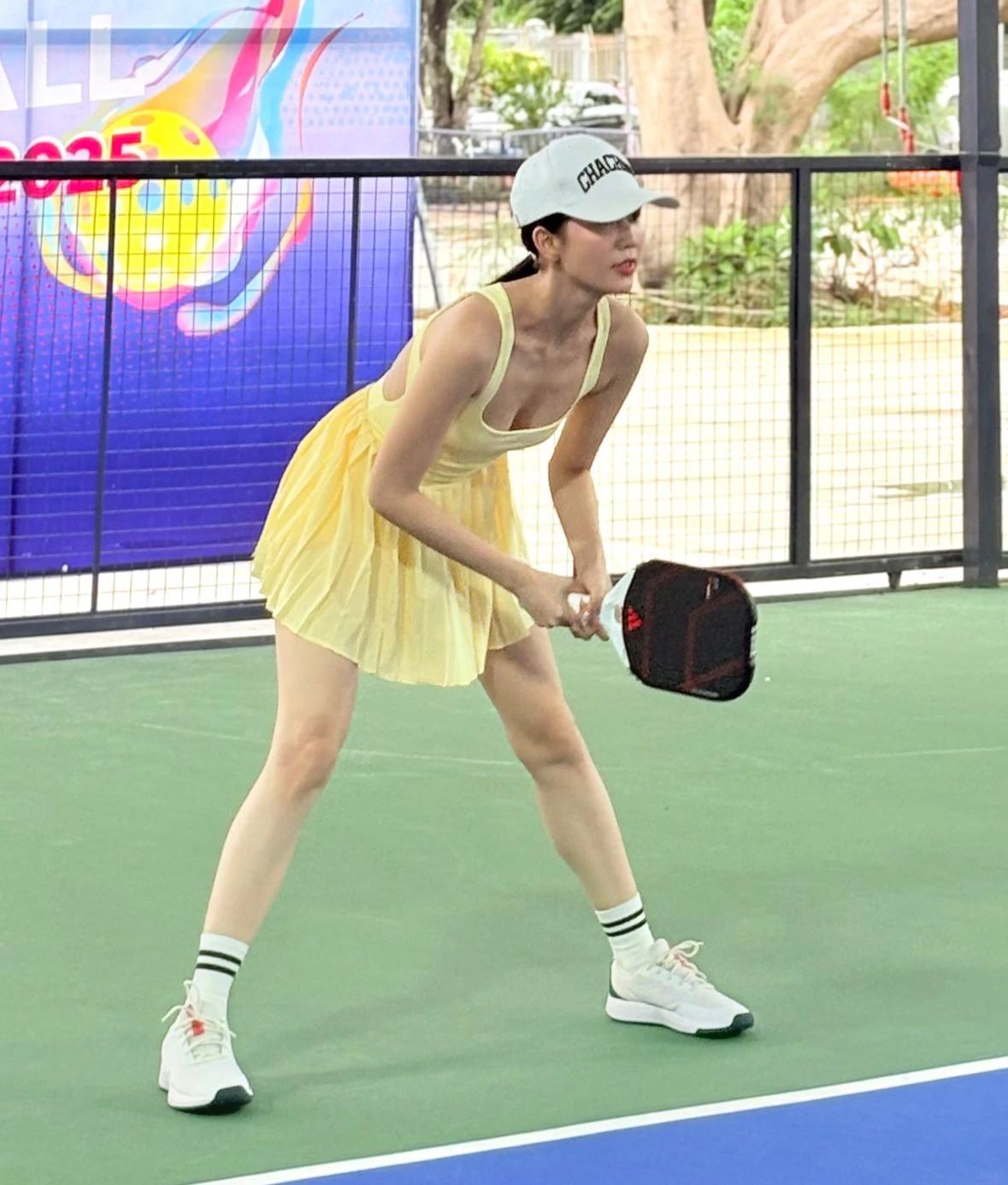 Ngọc Trinh khoe dáng nuột nà “đốt mắt” trên sân pickleball, outfit hở bạo lại gây tranh cãi dữ dội