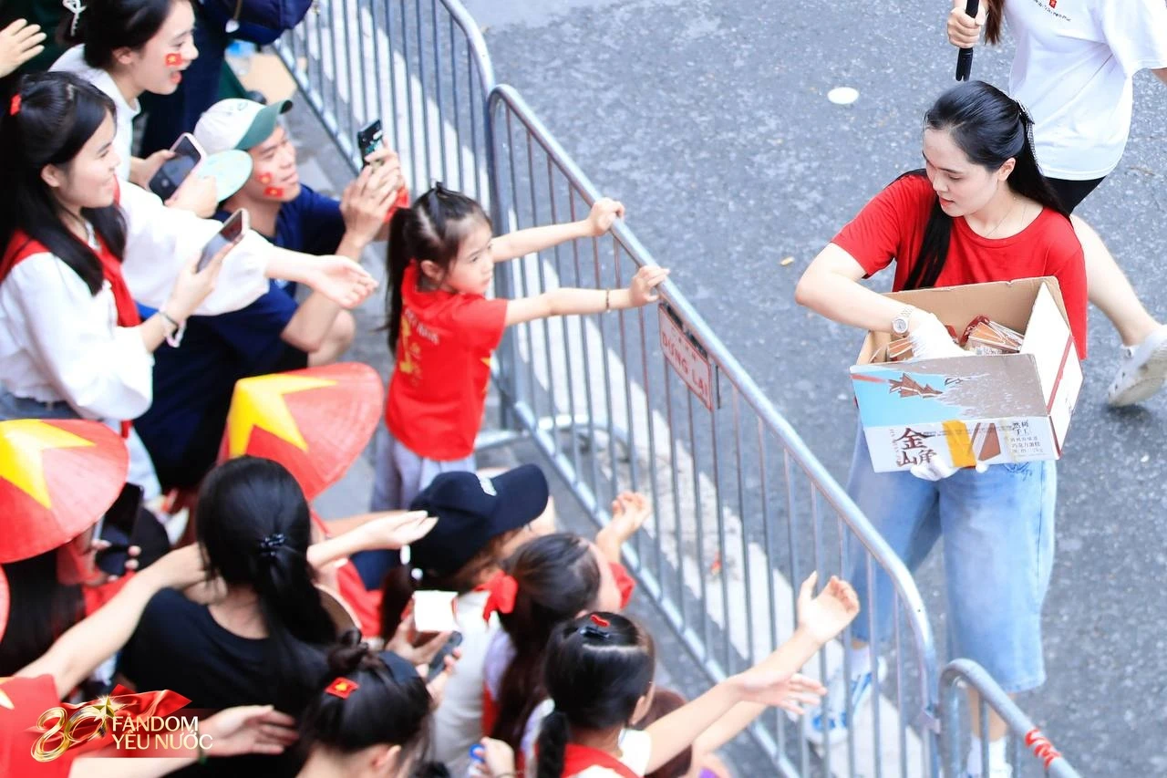 Vợ Duy Mạnh gây sốt với khoảnh khắc dựa dẫm vào mẹ - phu nhân cựu Chủ tịch CLB Sài Gòn khi xem A80