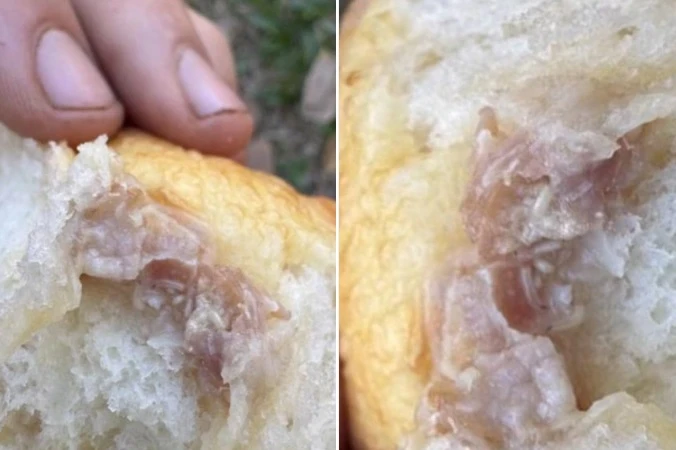 Đang ăn bánh mì, thanh niên sốc nặng khi thấy thứ bên trong