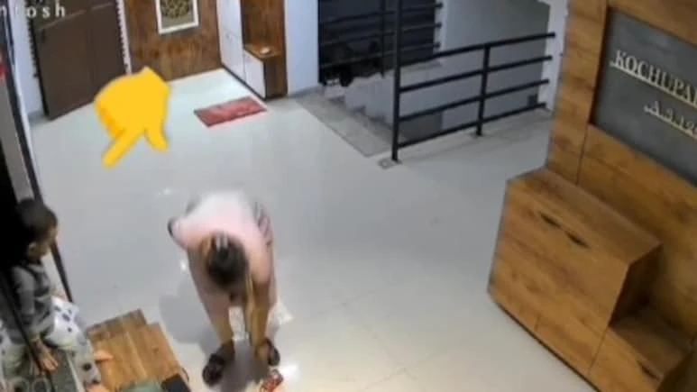 Bé gái 4 tuổi rơi từ tầng 12 tử vong thương tâm do mẹ đặt ngồi lên tủ giày cạnh cửa sổ